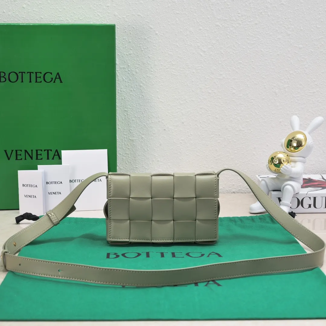 Ready stock, first release on the whole network ♨️♨️ (mini size) BV sheepskin + 15 grid cassette + limited edition 🉑️🉑️🉑️ Classic, high-end and simple. This upper body is super refreshing! Paired with the BV parrot green on the sides, it’s very stylish but not exaggerated! Model: 7587 Size: 19*5.5*12cm